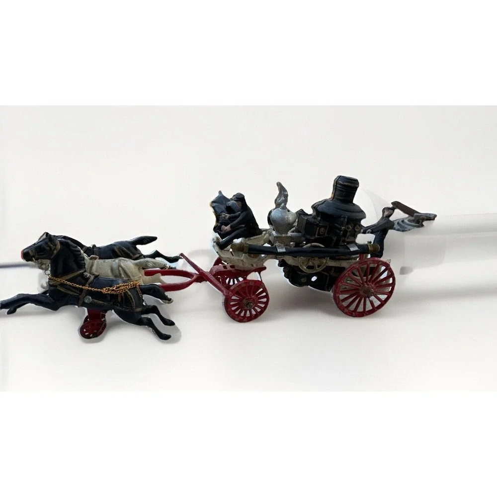 Cast Iron Three-Horse Fire Pumper   2 Fire Fighters With Hose Toy